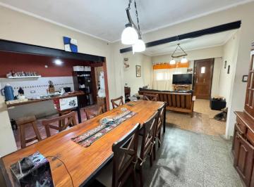 Casa · 110m² · 7 Ambientes · Casa en Venta de Cuatro Dorm. - Ringuelet