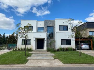 Casa · 300m² · 7 Ambientes · Casa en Venta con 4 Dorm. Al Río con Muelle en San Benito - Villanueva