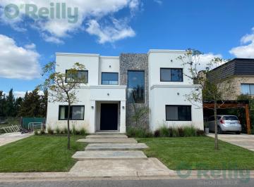 Casa · 300m² · 7 Ambientes · Casa en Venta con 4 Dorm. Al Río con Muelle en San Benito - Villanueva