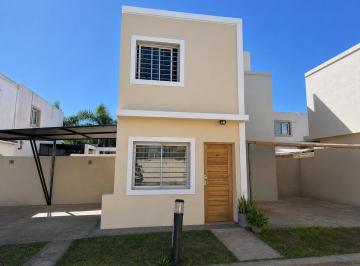 Casa · 63m² · 3 Ambientes · 1 Cochera · Duplex en Venta en Residencial Velez Sarsfield, 2 Dorm., Escritura