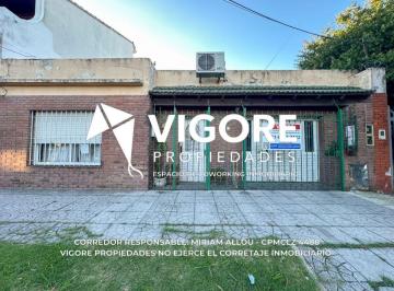 Casa de 6 ambientes, Lomas de Zamora · Casa de 6 Ambientes 138 m² en Venta C/ Cochera en Temperley