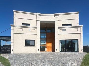 Casa · 245m² · 5 Ambientes · 1 Cochera · Casa en El Canton