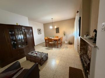Casa · 219m² · 7 Ambientes · Venta Casa 3 Dorm. en Barrio Maipú