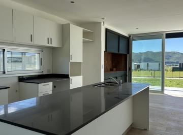 Casa · 210m² · 5 Ambientes · 2 Cocheras · Casa en Venta 4 Dorm. Puerto del Aguila