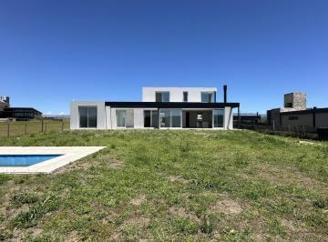 Casa · 210m² · 5 Ambientes · 2 Cocheras · Casa en Venta 4 Dorm. Puerto del Aguila