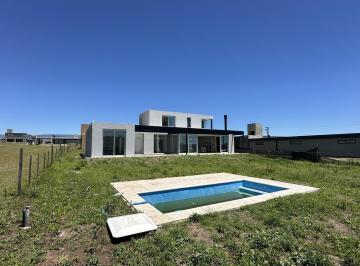 Casa · 210m² · 5 Ambientes · 2 Cocheras · Casa en Venta 4 Dorm. Puerto del Aguila