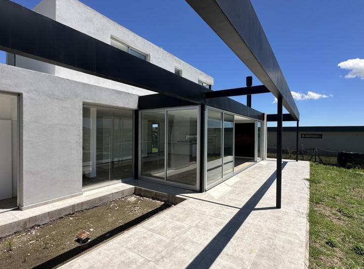 Casa · 210m² · 5 Ambientes · 2 Cocheras