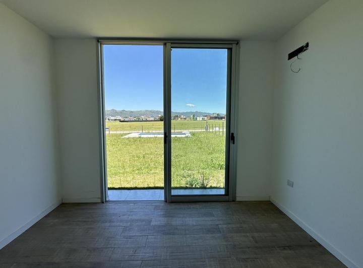 Casa · 210m² · 5 Ambientes · 2 Cocheras
