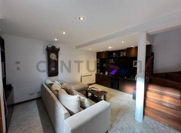 Casa · 138m² · 4 Ambientes · 2 Cocheras · En Venta! Duplex 4 Ambientes