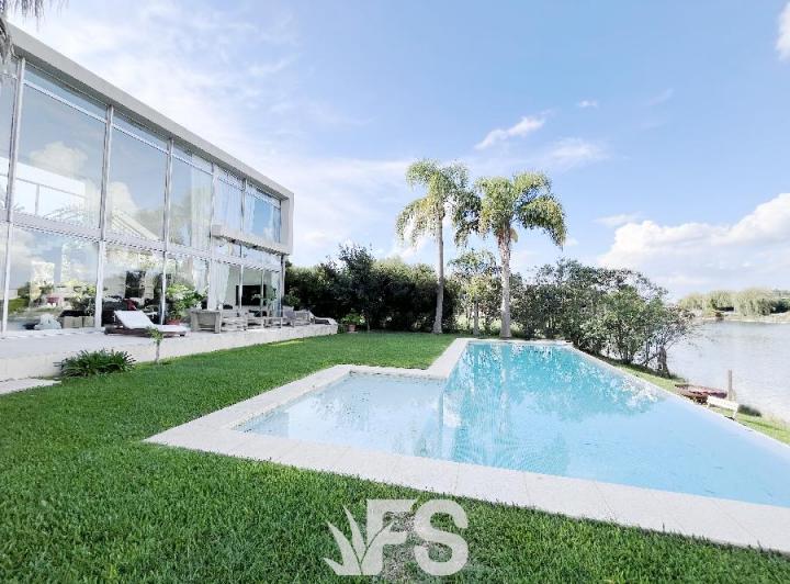 Casa · 310m² · 5 Ambientes · 2 Cocheras
