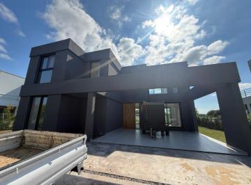Casa · 800m² · 5 Ambientes · 6 Cocheras · Casa en El Canton - Golf