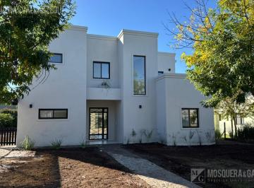 Casa · 241m² · 4 Ambientes · 2 Cocheras · Casa en San Matias