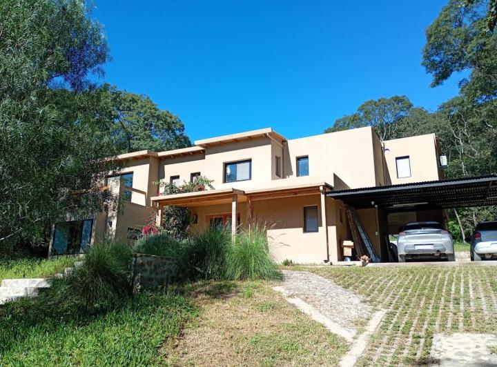 Casa · 310m² · 4 Ambientes · 6 Cocheras