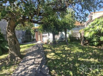 Casa · 124m² · 4 Ambientes · 1 Cochera · Venta Casa 4 Ambientes con Jardín y Cochera en Sarandi