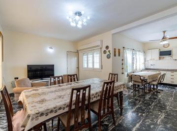 Casa · 146m² · 8 Ambientes · 2 Cocheras · Venta - Casa de 4 Dorm. en Dos Unidades Independientes con Patio y Terraza - Refinería, Rosari