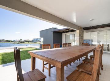 Casa · 164m² · 6 Ambientes · 2 Cocheras · Casa en San Sebastian 6 Ambientes a La Laguna