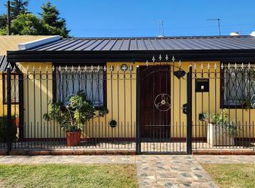 Casa · 73m² · 4 Ambientes · 2 Cocheras · Casa en Venta - Permuta | 3 Dorm | Cochera Doble | Patio | Barrio Jardín
