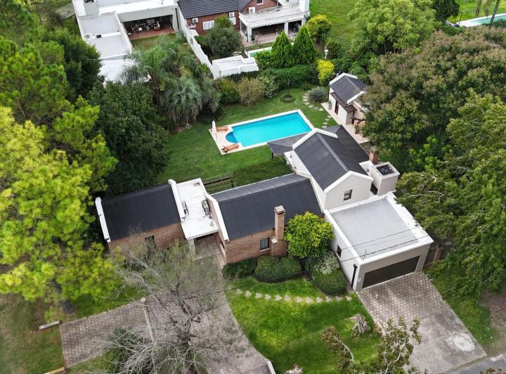 Casa · 200m² · 4 Ambientes · 2 Cocheras