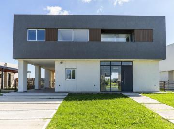 Casa · 219m² · 7 Ambientes · 4 Cocheras · Casa en Venta 7 Amb a La Laguna Barrio San Sebastian G. B. a Zona Norte