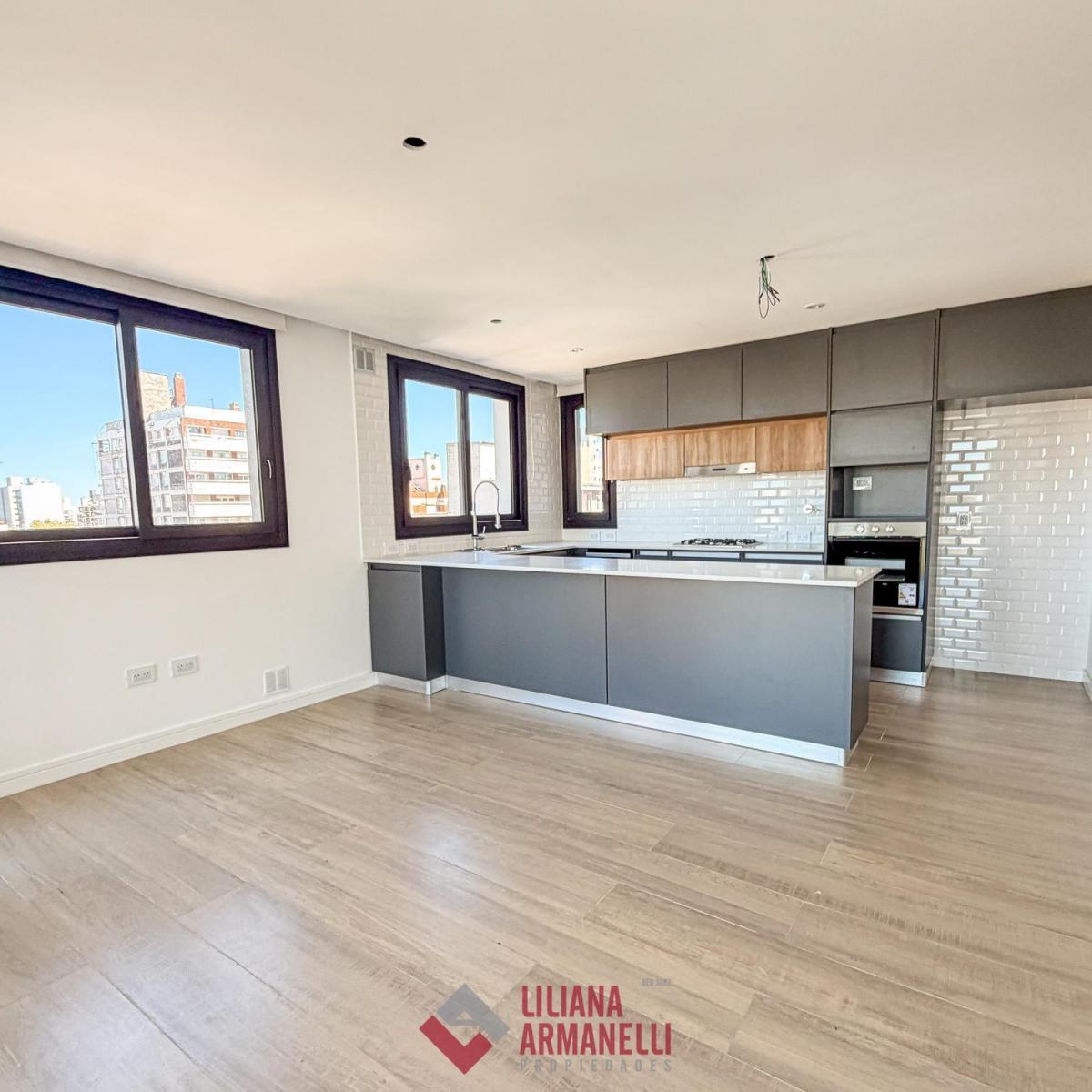 Piso de 3 ambientes a estrenar. Amplio living comedor. Cocina con barra y amoblamiento a medida. Balcón terraza con parrilla. Toilette. Lavadero con balcón saliente. 2 Dormitorios con baños en suites.