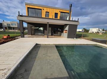 Casa · 270m² · 4 Dormitorios · En Venta Casa Al Rio en Canal Barrio Nautico