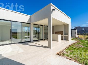 Casa · 200m² · 5 Ambientes · 2 Cocheras · Venta - Casa en Medal Country Club
