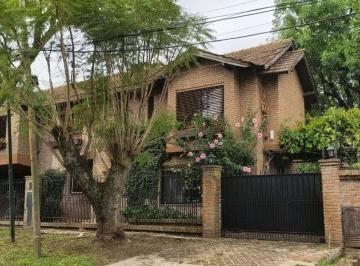 Casa de 7 ambientes, San Isidro · Excelente Casa, Calle Semi Cortada, con Cancha de Paddle, a Una Cuadra del Colegio Newman y Accesos.