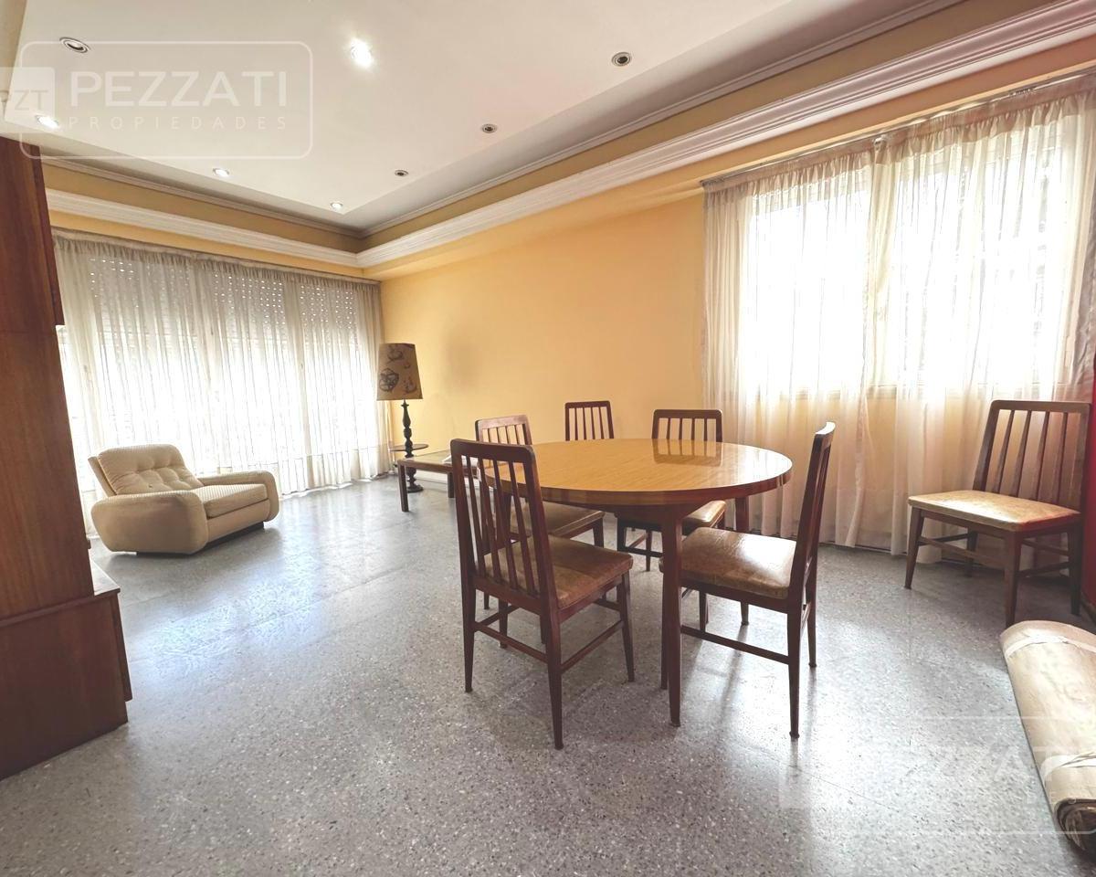 Departamento de 3 ambientes con habitaciòn de servicio ubicado en Colon y Corrientes