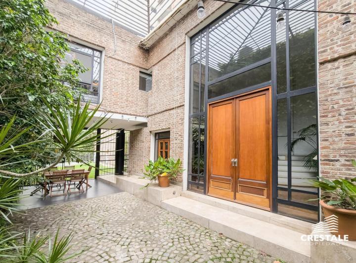 Casa · 320m² · 8 Ambientes · 1 Cochera