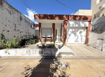 Casa · 103m² · 4 Ambientes · 1 Cochera · ⏳ Oportunidad en Zona Céntrica de Venado Tuerto - Casa Tradicional
