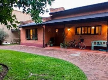 Casa · 220m² · 5 Ambientes · 6 Cocheras · Casa en Venta en Palmares de Pilar - Apta Credito
