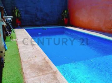 Casa · 150m² · 2 Dormitorios · 2 Cocheras · Casa C/ Piscina Excelente Ubicacion