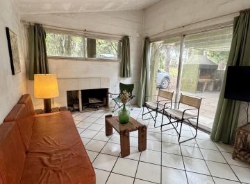 Casa · 70m² · 3 Ambientes · Casa de Época Sobre Doble Lote de 402 m² – Amplio Parque Arbolado