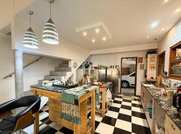 Casa · 298m² · 7 Ambientes · 4 Cocheras · Casa en Venta 4 Dorm. - 9 Esquina 606