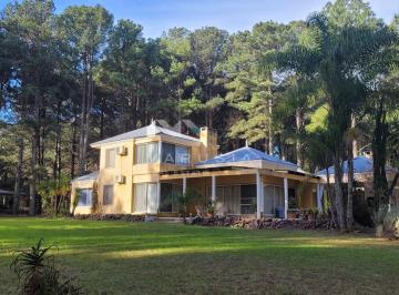 Casa · 300m² · 6 Ambientes · 2 Cocheras · Casa en Venta en Colonia Estrella, Carmelo, Colonia