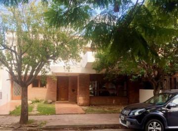 Casa · 336m² · 10 Ambientes · 4 Cocheras · Venta Casa Comercial a 1 Cuadra de Ruta 20