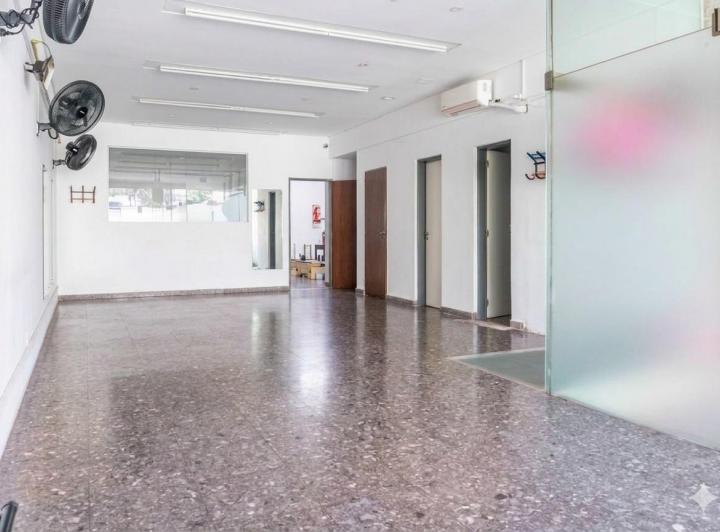Local comercial · 155m² · 8 Ambientes · 2 Cocheras