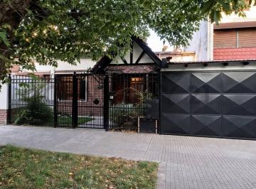 Casa · 136m² · 3 Ambientes · 1 Cochera · Venta Casa 3 Ambientes Castelar Norte Cochera