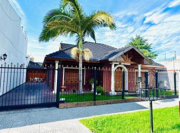 Casa · 250m² · 3 Ambientes · 7 Cocheras · Casa Tipo Chalet Impecable en Venta.