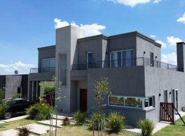 Casa · 277m² · 6 Ambientes · 6 Cocheras · Nvr. Venta Casa en San Sebastian