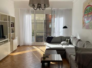 Living · Departamento Refaccionado con Cochera, Patio y Parrilla en Retiro