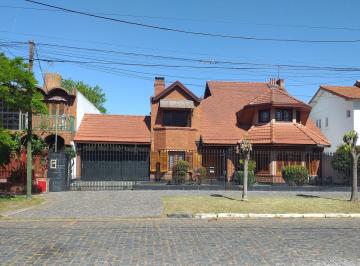 Casa · 391m² · 6 Ambientes · Casa en Venta 8 Ambientes - Garage 4 Autos - Amplio Jardín - Play Room - Temperley