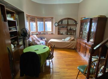 Casa en Venta de 5 ambientes · Hermosa Casa 5 Amb Jardin Cocheras Parrilla Galpon