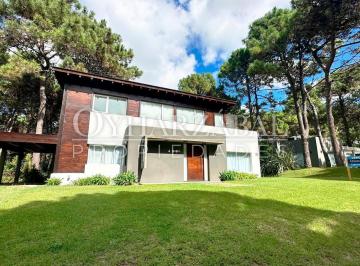 Casa · 800m² · 5 Ambientes · 1 Cochera · Casa en Venta