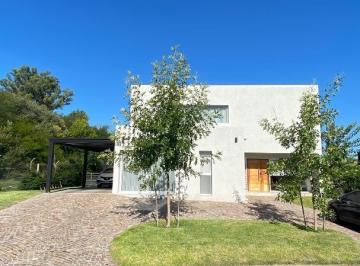 Casa · 280m² · 5 Ambientes · 7 Cocheras · Hermosa Casa en Santa Guadalupe - Pilar del Este