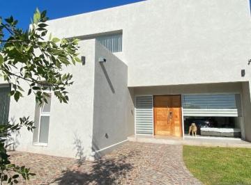 Casa · 280m² · 5 Ambientes · 7 Cocheras · Hermosa Casa en Santa Guadalupe - Pilar del Este