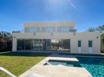 Casa · 280m² · 5 Ambientes · 7 Cocheras · Hermosa Casa en Santa Guadalupe - Pilar del Este