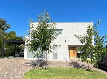 Casa · 280m² · 5 Ambientes · 7 Cocheras · Hermosa Casa en Santa Guadalupe - Pilar del Este