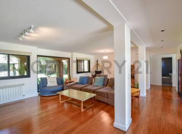 Casa · 443m² · 6 Ambientes · 2 Cocheras · Casa en Venta en City Bell