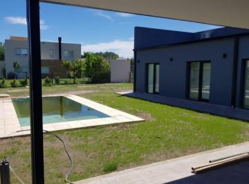 Casa · 193m² · 7 Ambientes · 2 Cocheras · Casa en Capital
